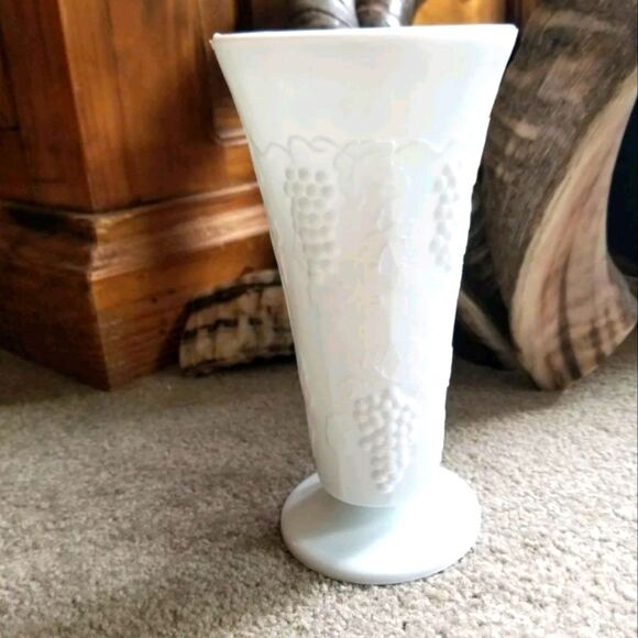 Vintage Indiana Colony Milk Glass Harvest Grape and Leaf Vase - 7" - Picture 1 of 2